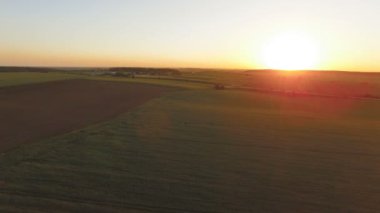 İnanılmaz büyük, renkli günbatımı kırsal arasında havadan görünümü