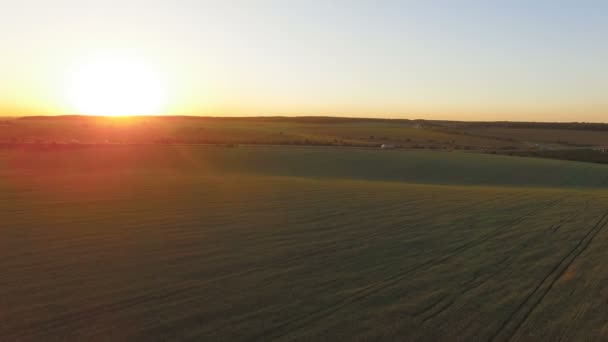 Vue aérienne d'un magnifique coucher de soleil coloré dans la campagne — Video