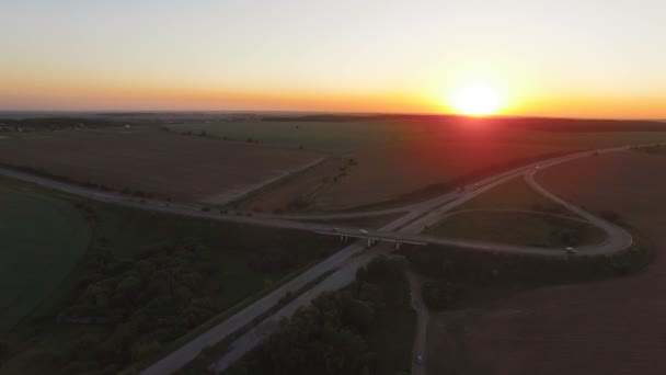 Flygfoto över fantastiska stora, färgglada solnedgången bland landsbygden — Stockvideo
