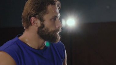 Erkek terli yüz güçlü tekme Close-up. Yavaş yavaş