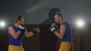 İki ücretsiz fighters spor salonunda boks. Yavaş yavaş