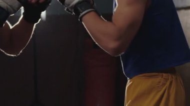 İki ücretsiz fighters spor salonunda boks. Yavaş yavaş
