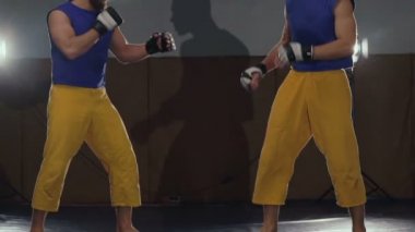 İki ücretsiz fighters spor salonunda boks. Yavaş yavaş