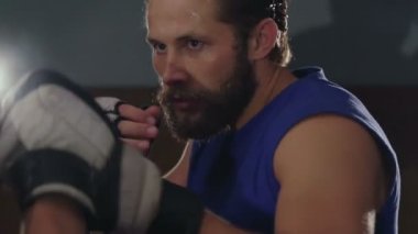 Boks spor salonunda eğitim yakın çekim Genç erkek sporcular. Yavaş yavaş