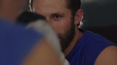 Boks spor salonunda eğitim yakın çekim Genç erkek sporcular. Yavaş yavaş