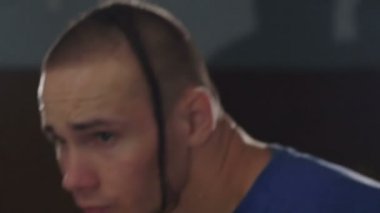 Boks spor salonunda eğitim yakın çekim Genç erkek sporcular. Yavaş yavaş