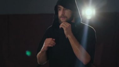 Siyah pelerin eğitim ücretsiz fighter karanlık Studio'da başladı. Yavaş yavaş