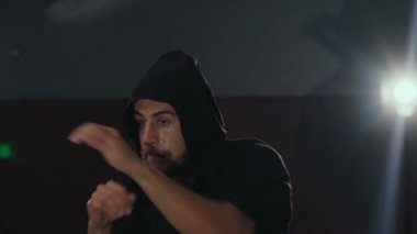 Siyah pelerin eğitim ücretsiz fighter karanlık Studio'da başladı. Yavaş yavaş
