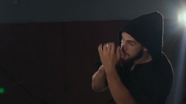Siyah pelerin eğitim ücretsiz fighter karanlık Studio'da başladı. Yavaş yavaş