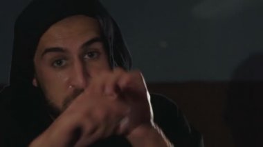 Siyah pelerin eğitim ücretsiz fighter karanlık Studio'da başladı. Yavaş yavaş