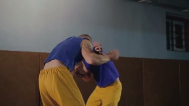 İki ücretsiz fighters eğitim başladı ve resepsiyonlar jimnastik salonu. Yavaş yavaş