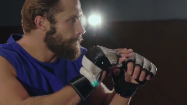 Patada Fuerte Cerca Cara Sudorosa Masculina Despacio — Vídeo de stock