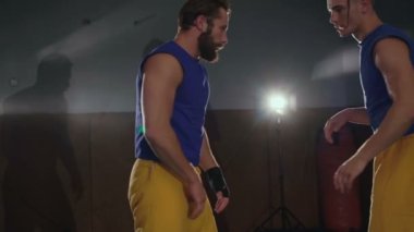 İki ücretsiz fighters eğitim başladı ve resepsiyonlar jimnastik salonu. Yavaş yavaş