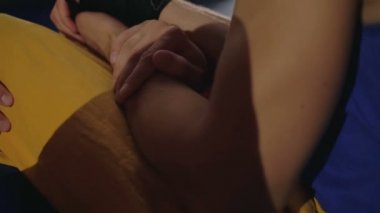 İki ücretsiz fighters eğitim başladı ve resepsiyonlar jimnastik salonu. Yavaş yavaş