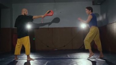 Ücretsiz fighter eğitim studio başladı. Yavaş yavaş