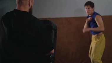 İki ücretsiz fighters eğitim başladı ve resepsiyonlar jimnastik salonu. Yavaş yavaş