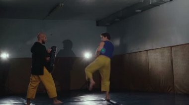 İki ücretsiz fighters eğitim başladı ve resepsiyonlar jimnastik salonu. Yavaş yavaş