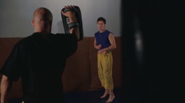 İki ücretsiz fighters eğitim başladı ve resepsiyonlar jimnastik salonu. Yavaş yavaş