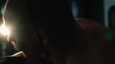 Ücretsiz fighter eğitim kum torbası karanlık Studio Close-up. Yavaş yavaş