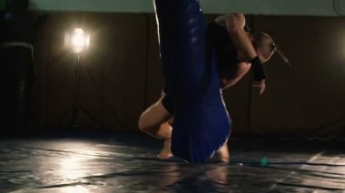 Helezon ve dövmeler, kum torbası ile eğitim ücretsiz fighter tüysüz