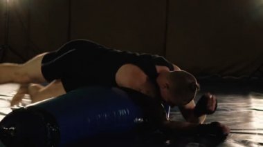 Helezon ve dövmeler, kum torbası ile eğitim ücretsiz fighter tüysüz