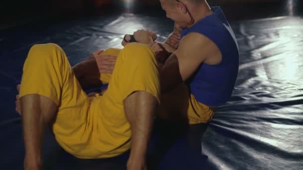 Dos Luchadores Libres Entrenando Patadas Movimientos Recepciones Gimnasio Despacio — Vídeos de Stock