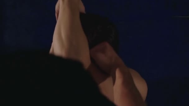 Deux coups de pied d'entraînement de combattants gratuits et des réceptions dans la salle de gym. Doucement. .