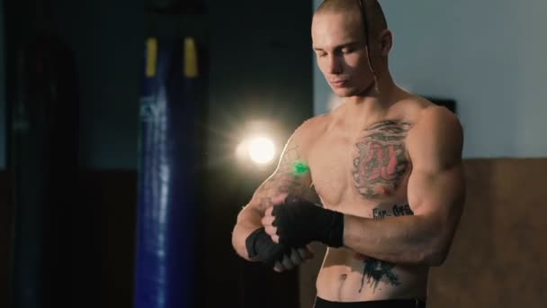 Brutal free fighter training kick in studio. Devagar. — Vídeo de Stock