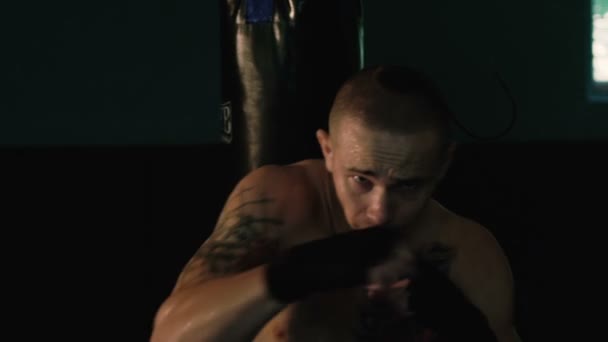 Detail volného stíhací výcvik boxovací pytel v tmavých studio. Pomalu — Stock video