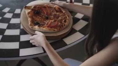 Üstten görünüm tanınmaz kızın Cafe pizza iplik. 4k
