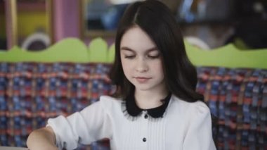 Menüyü okuyan ve bir emir yapma güzel kız. 4k