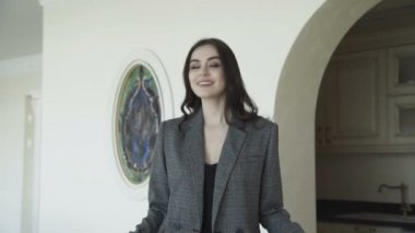 Baştan çıkarıcı şirin model pahalı giysileri reklam için yürüyor. 4k