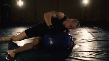 Helezon ve dövmeler, ücretsiz fighter farklı pozlar kum torbası ile eğitim alında saç çizgisi. 4k