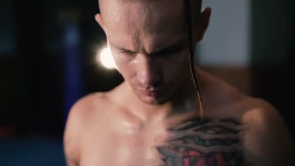 Portrait de sans poils avec tatouages, combattant libre dans la salle de gym. 4K — Video