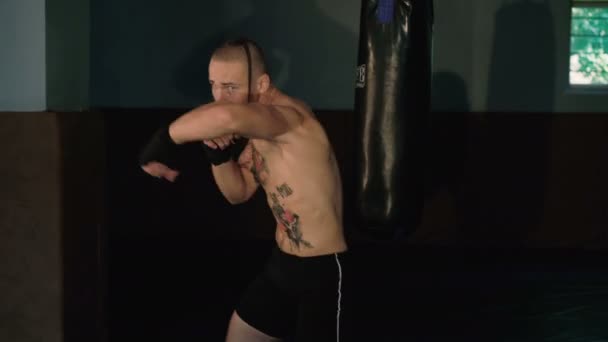 Άτριχο με Κοτσίδα και τατουάζ, τσάντα ζουμπάρισμα εκπαίδευση δωρεάν μαχητής. 4k — Αρχείο Βίντεο