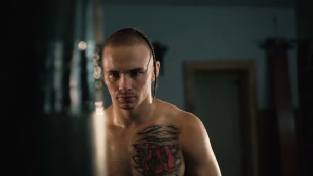 Bezvlasý ocásek a tetování, zdarma stíhací výcvik boxovací pytel. 4k — Stock video