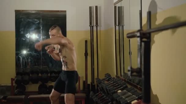 Βάναυση δωρεάν μαχητής κατάρτισης κλωτσιές στο γυμναστήριο. 4k — Αρχείο Βίντεο