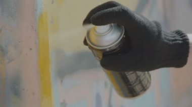 Siyah eldiven balon ile duvara grafiti çizim elinde görünümü Kapat