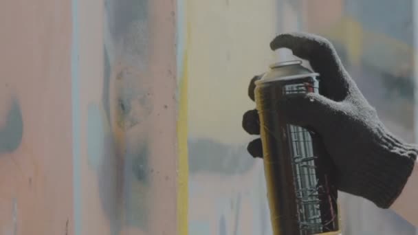 Vista cercana de la mano en guantes negros dibujando graffiti en la pared con globo — Vídeo de stock
