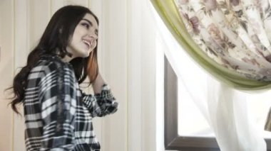 Mutlu pozitif kız lüks yatak odasında ayna, poz. 4k