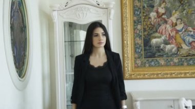 Baştan çıkarıcı esmer lüks dairede pist yürür. 4k