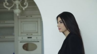 Baştan çıkarıcı esmer lüks dairede pist yürür. 4k