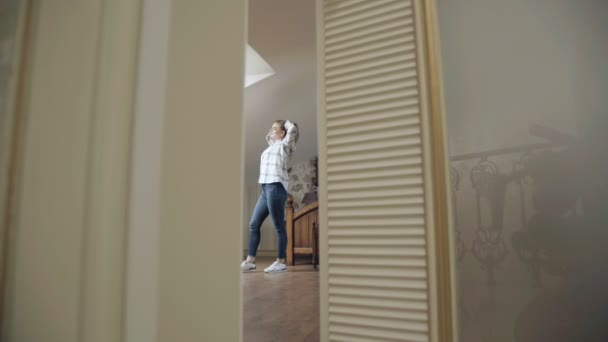 Вид позирующей девушки через дверной проем. 4K — стоковое видео