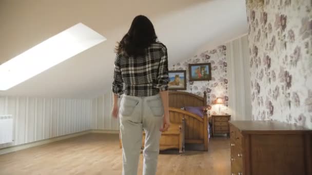 Happy pozitivní dívka pózuje na zrcadlo v luxusní ložnici. 4k — Stock video