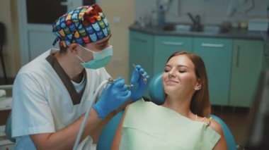Genç güzel kız diş kabine tedavi ve consultating mevcuttur. 4k