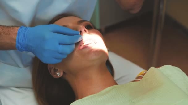 La chica está en tratamiento dental con chequeo intraoral especial. 4K — Vídeos de Stock