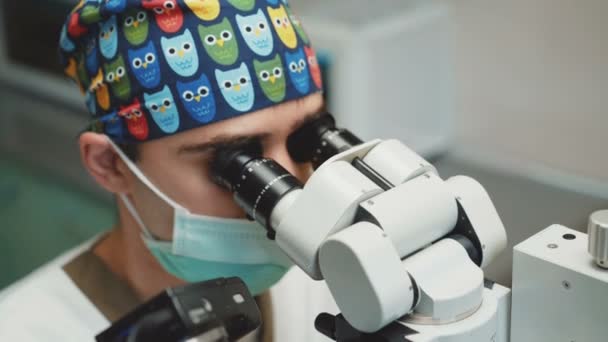 Портрет стоматолога с помощью специальной интраоральной проверки зубов. 4K — стоковое видео
