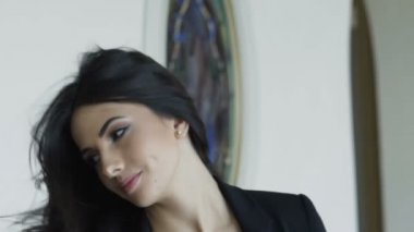 Güzel esmer seductively kameraya bakarak portre. Yavaş yavaş