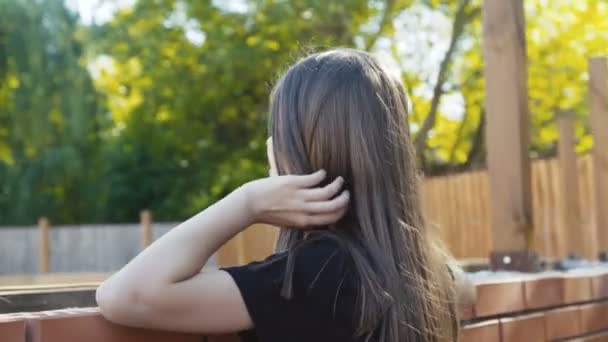 Das junge Mädchen kommt auf die Bühne, schaut in die Arena und lächelt in die Kamera — Stockvideo