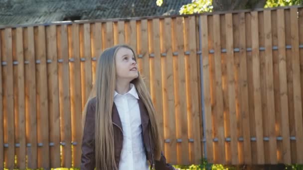 Ung vacker flicka går med poser på ridhuset på kameran. 4k — Stockvideo
